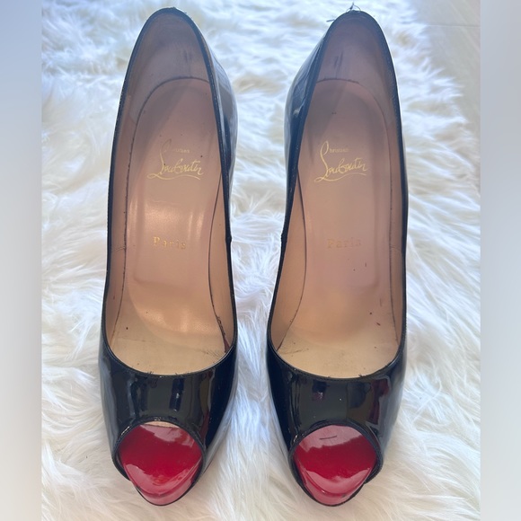 Christian Louboutin's iconic red sole. Head turning Black heels - Picture 5 of 11